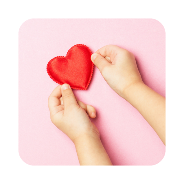 Spenden Kinderhand hält rotes Herz